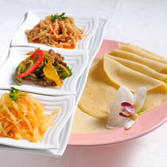 中国料理　玲鈴 いつでもおいしいじゃがいもの和え物 牛肉とピーマンの細切り炒め えのきとラー油の和え物 春蛋餅（ツンダンピン）～卵入りハルピン～