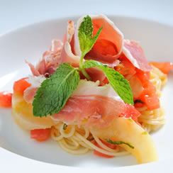 IL FAVORE（イルファボーレ）桃と生ハムの冷製パスタ