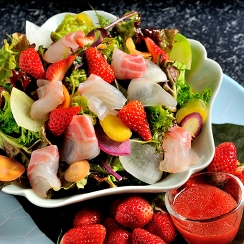 いちごのドレッシングでさっぱりと　鮮魚の昆布〆鎌倉サラダ～いちご醤油風味～